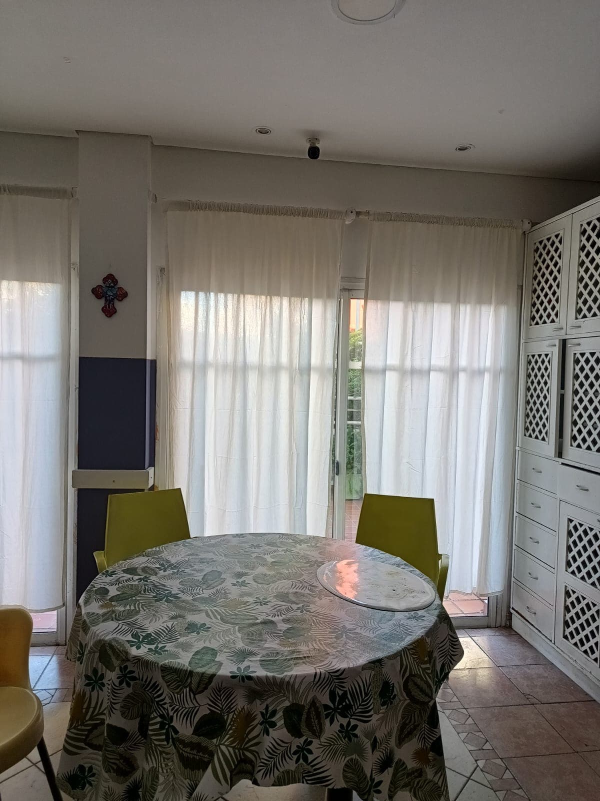 Comedor con mesas junto al ventanal en la residencia para mayores