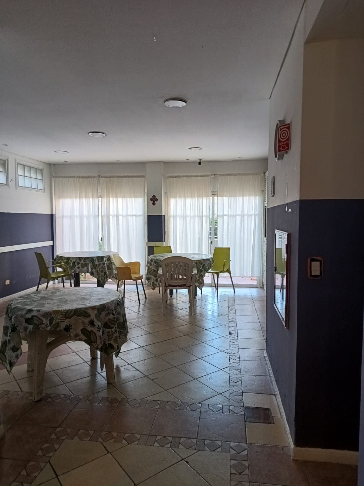 Salón comedor con ventanales donde los residentes comparten las comidas