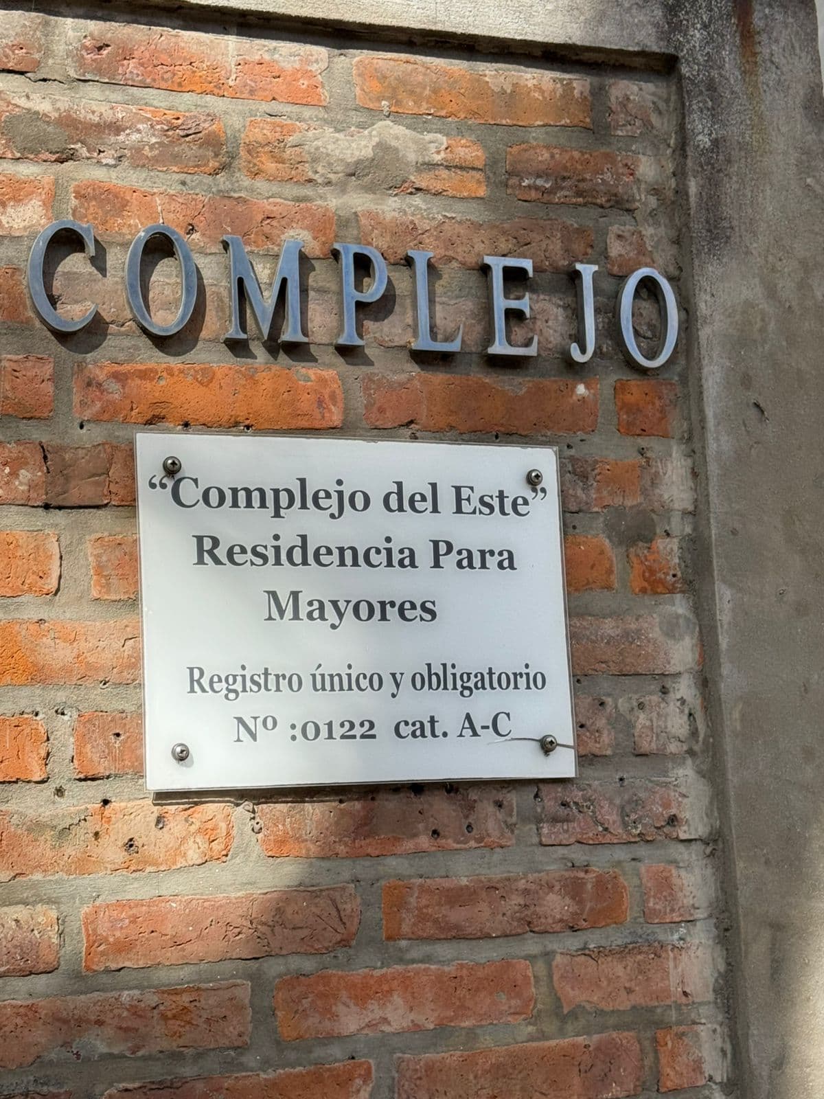 Placa de habilitación de Complejo del Este, residencia para mayores, registro GCBA N° 0122 cat. A-C