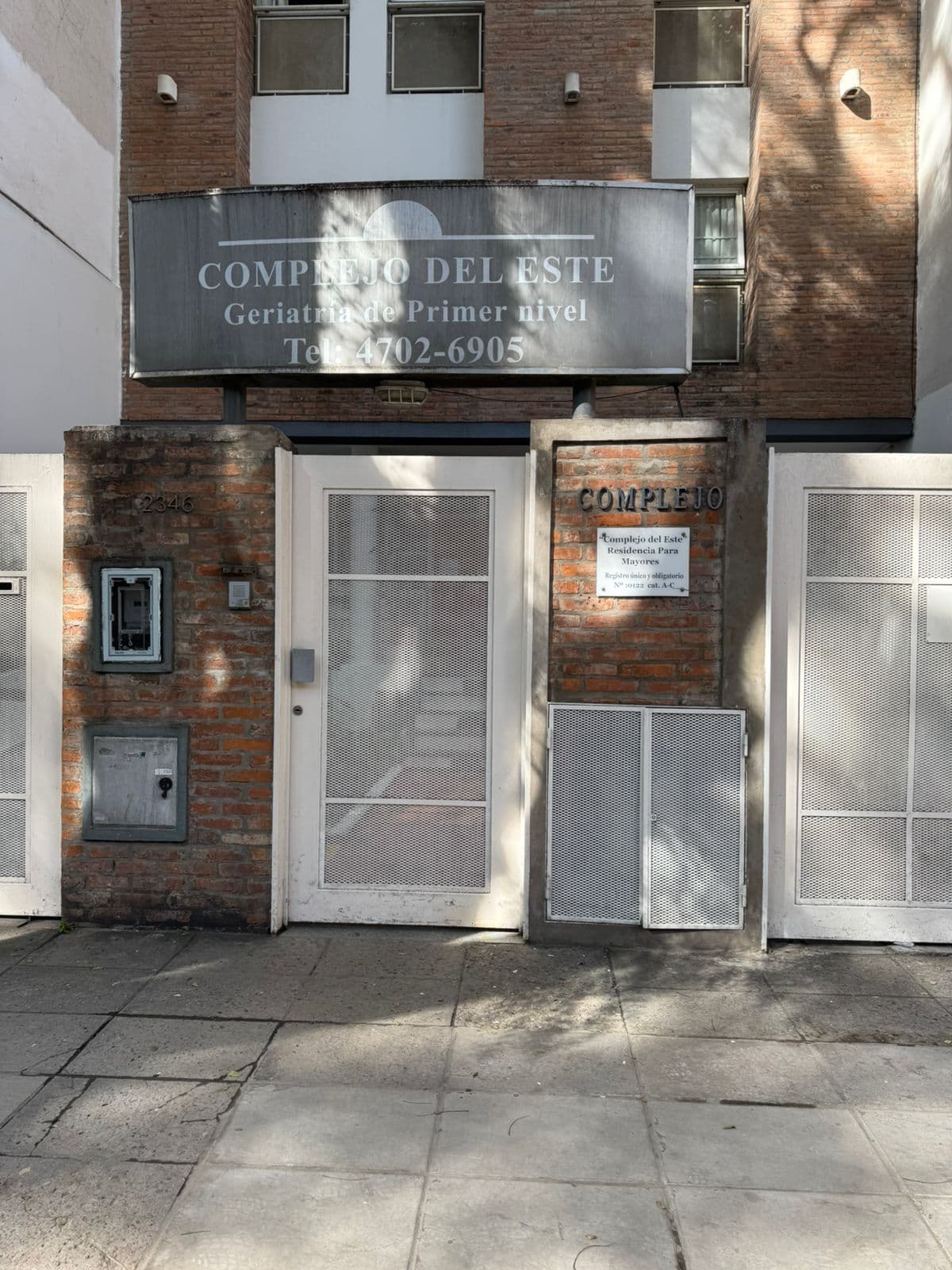 Entrada de la residencia geriátrica Complejo del Este en Correa 2346, Núñez, CABA